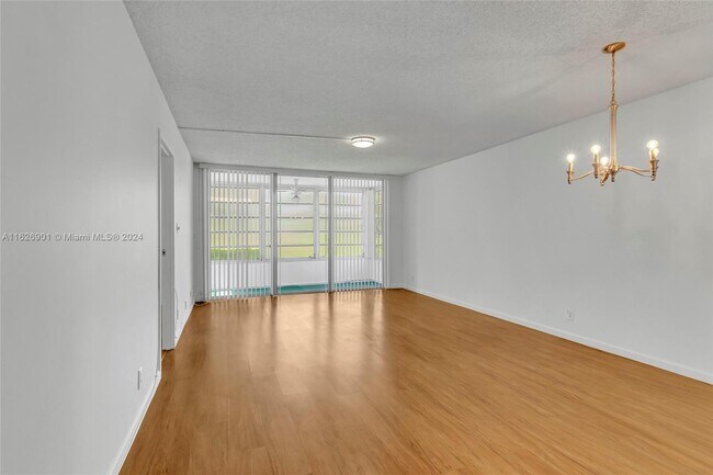 Foto del edificio - 8310 Sands Point Blvd