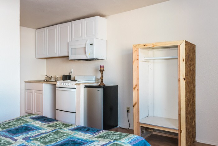 Primary Photo - Efficiency Studio just 1/2 Mile from CMU