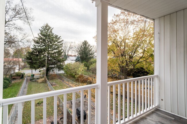 Foto del edificio - Fully Furnished Downtown Carlisle Townhouse with Fenced Yard and Off Street Parking