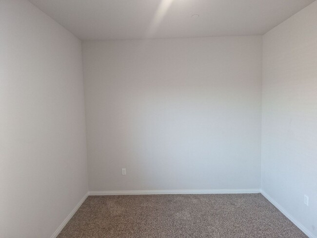 Building Photo - BEAUTIFUL 2 Bed/2 Bath DUPLEX WITH SOLAR!!