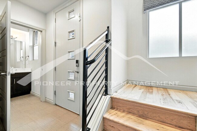 Foto del edificio - Modern Townhouse with Central AC and Rooft...