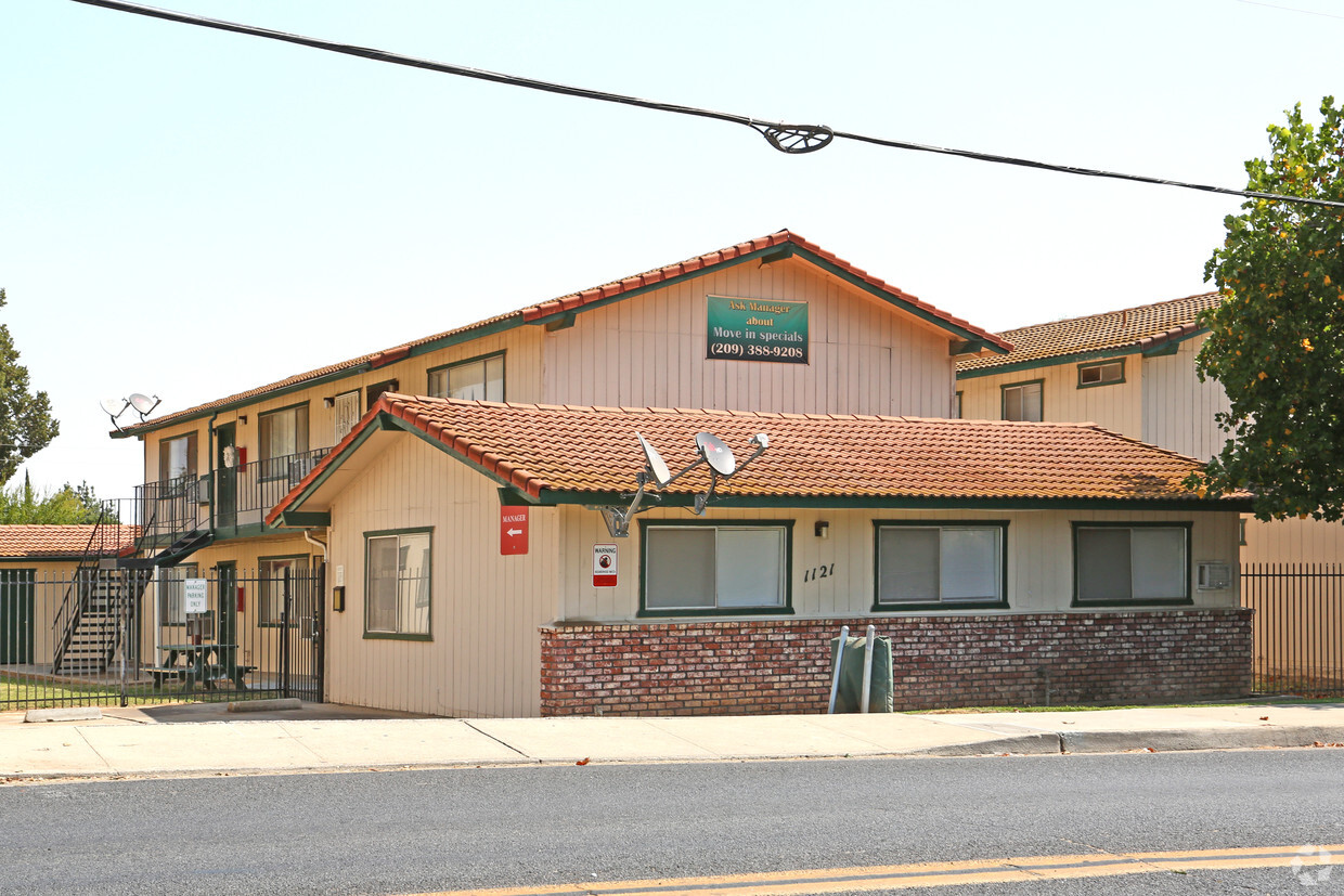 Primary Photo - Evergreen Apartments