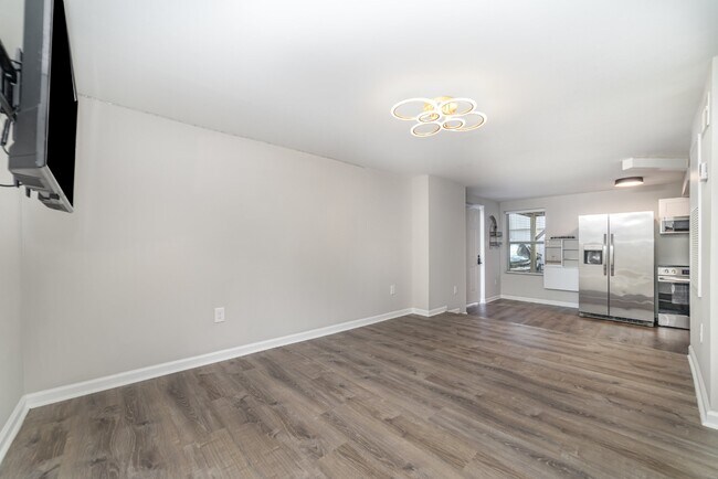 Building Photo - 6037 Ingleside Dr