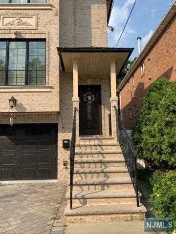Primary Photo - 31 Columbia Ave