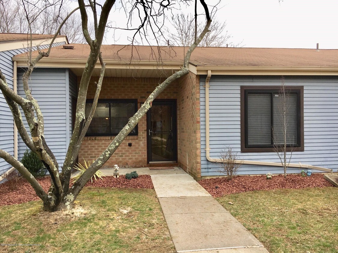 Primary Photo - 215 Medford Ct