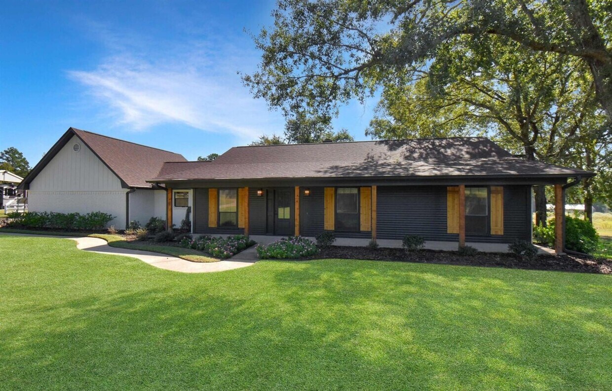 Foto principal - A Rare Find with Space, Charm, and Endless...