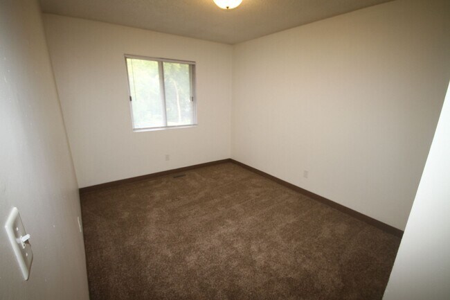 Building Photo - 18/20 E Kenyon Ave