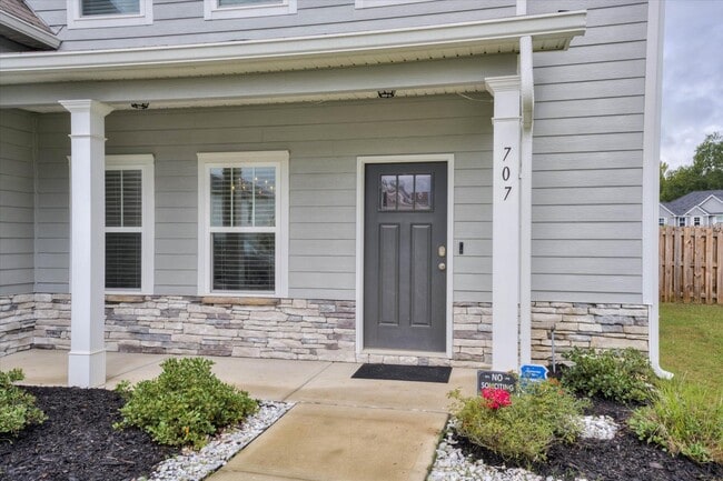 Building Photo - 707 Navan Ln