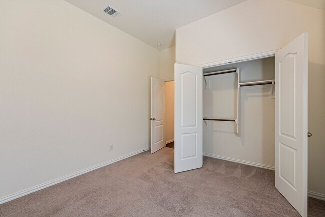 Building Photo - Beautiful 4 bedroom, 2 bathroom home in Ky...