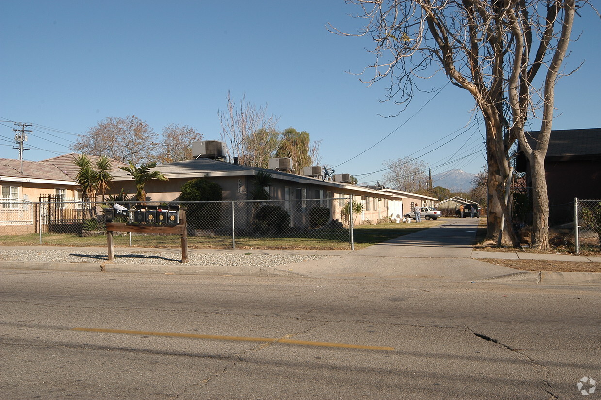 Building Photo - 331 N Lilac Ave