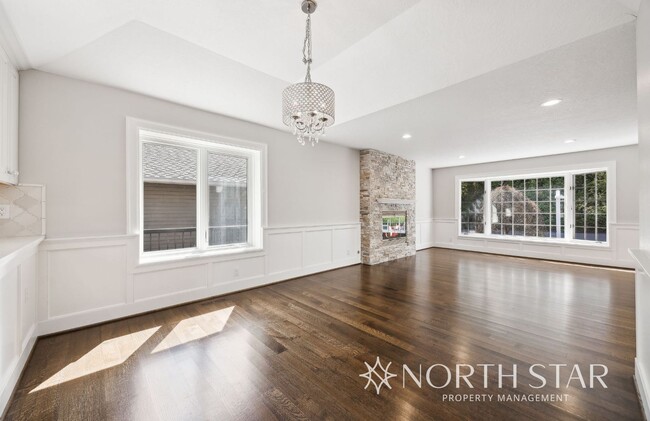 Building Photo - Stunning Lake Oswego Home with Space for E...