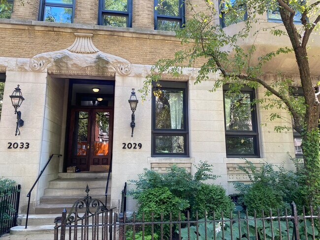 Foto del edificio - 2029 N Racine Ave