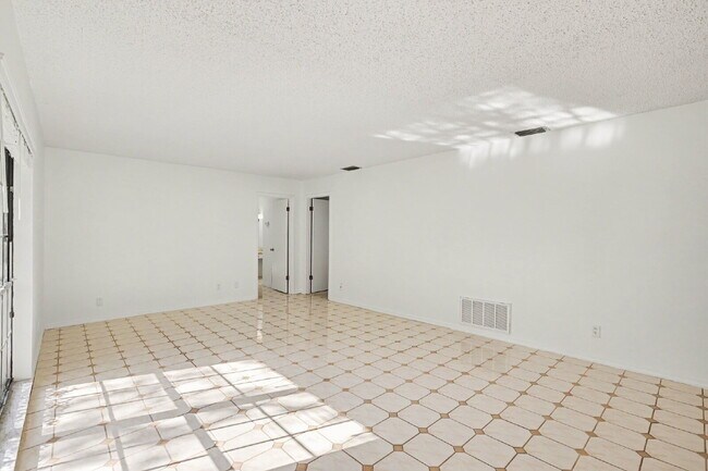Foto del edificio - Recently Renovated 4-Bedroom + Den Pool Home in Temple Terrace