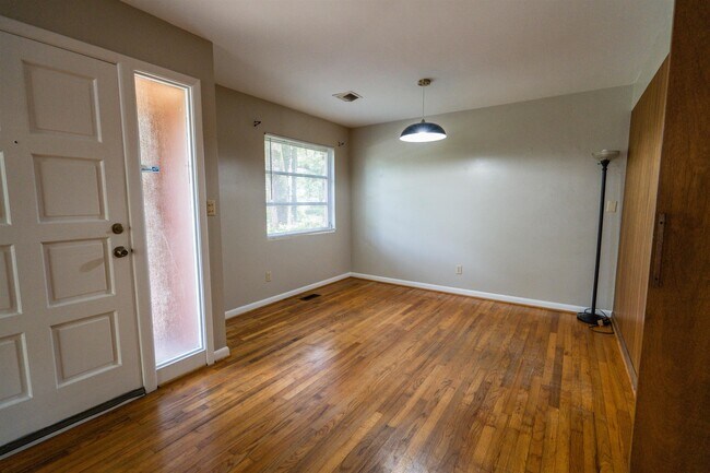 Foto del edificio - 2103 Evergreen Dr
