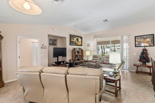 Building Photo - $1,795/month ** Furnished * Annual / Short Term * 3 bed / 2 Bath * Single Family * North Port