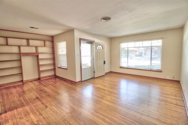 Building Photo - 1027 Stonecrest Dr
