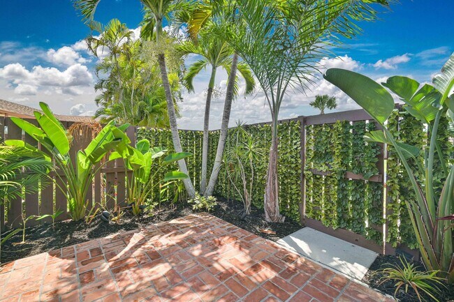 Building Photo - 6386 Royal Woods Dr
