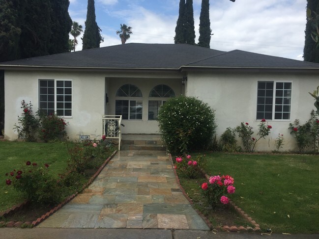 Foto del edificio - 16843 W Magnolia Blvd