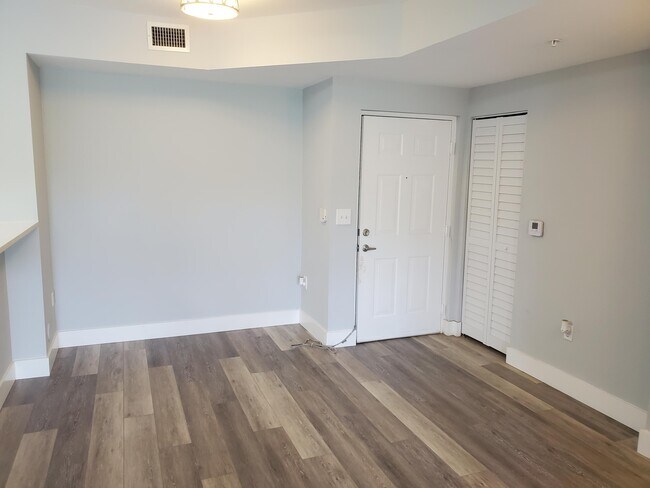 Foto del edificio - 8070 N Nob Hill Rd