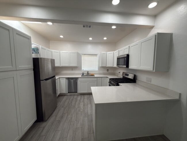 Foto del edificio - 2321 E 6th St