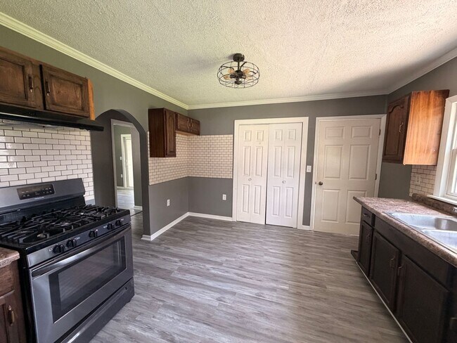 Building Photo - Cozy 2 Bedroom Home With Covered Parking in East Moline!