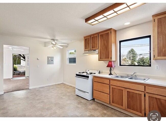 Kitchen - 702 Pleasant Hill Rd