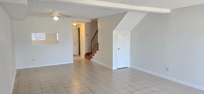Foto del edificio - 25180 W 5th St