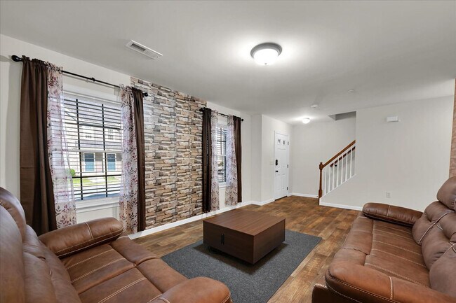 Foto del edificio - 721 Farmwood Ln