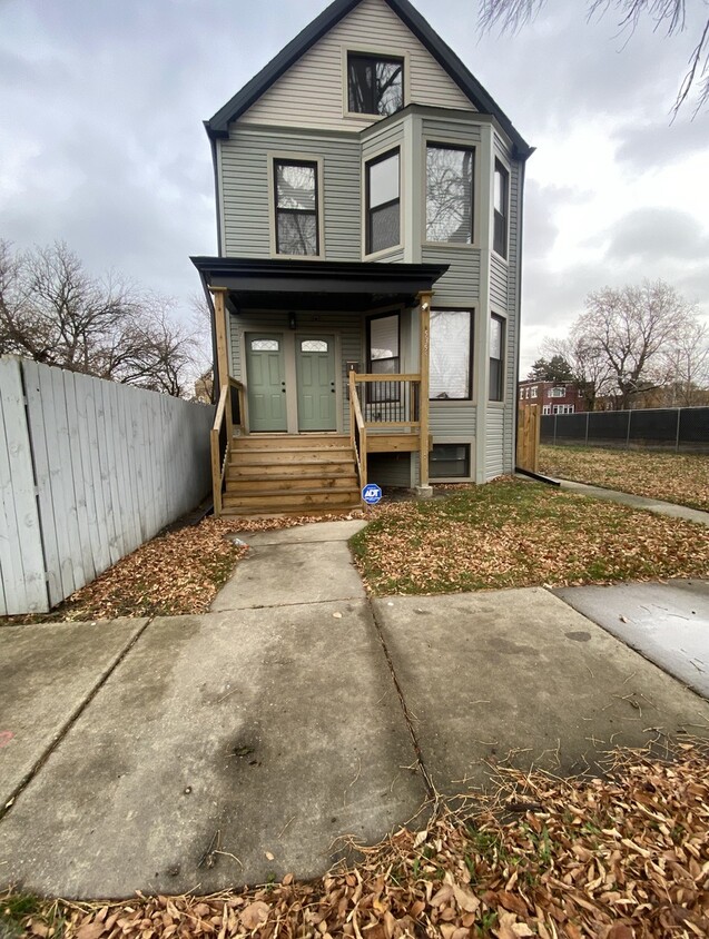 Foto principal - 5355 S Wood St