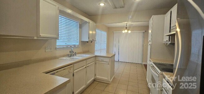 Building Photo - 3738 Sweetgrass Ln