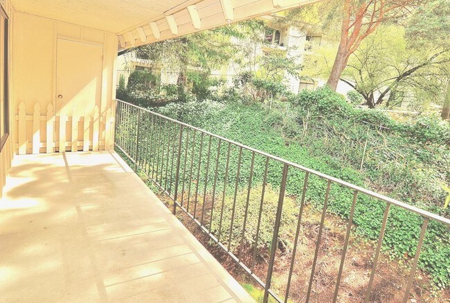Building Photo - Bright Top Floor End Unit