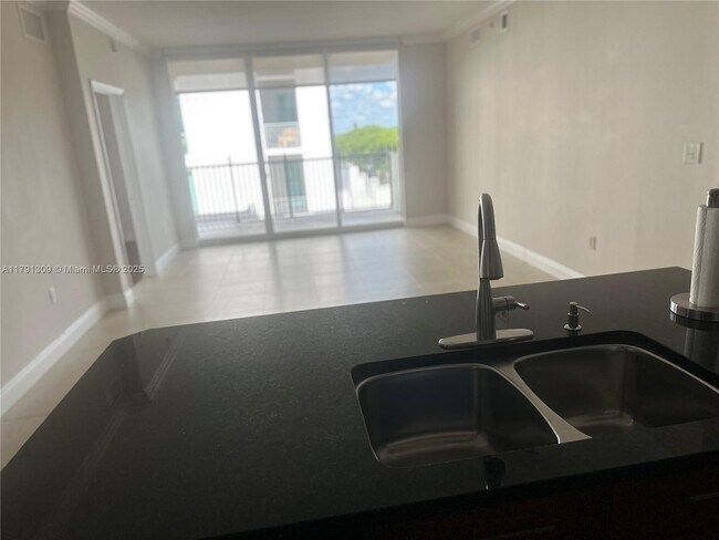 Foto del edificio - 4100 Salzedo St