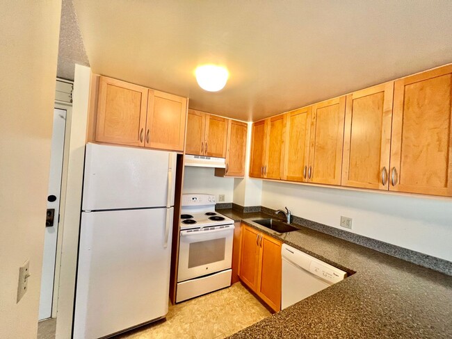 Building Photo - Kukui Plaza - Ewa Tower -1 bedroom, 1 bath...