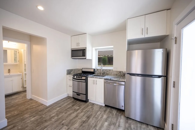 Building Photo - Great 1bd/1ba apartment with a private yard!