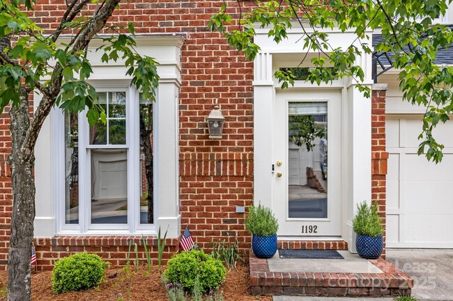 Foto del edificio - 1192 Hampton Gardens Ln