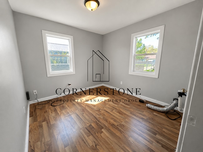 Building Photo - 2 Bedroom House in Webster City $775