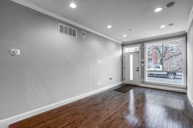Foto del edificio - Stunning 3-Bedroom Townhouse With Rooftop Deck and Finished Basement In Port Richmond! Available ...