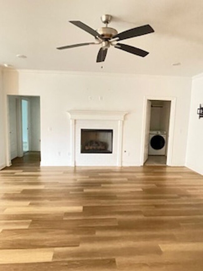 Building Photo - Beautiful 3 Bedroom 2 Bathroom Home