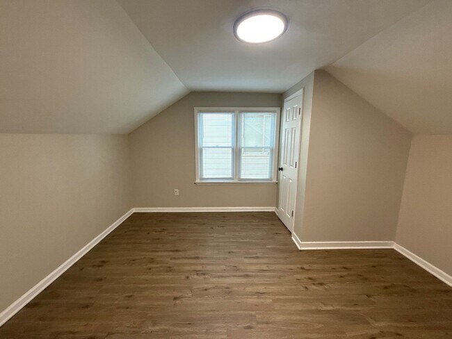 Foto del edificio - Renovated 3-Bedroom Home – We Welcome Sect...
