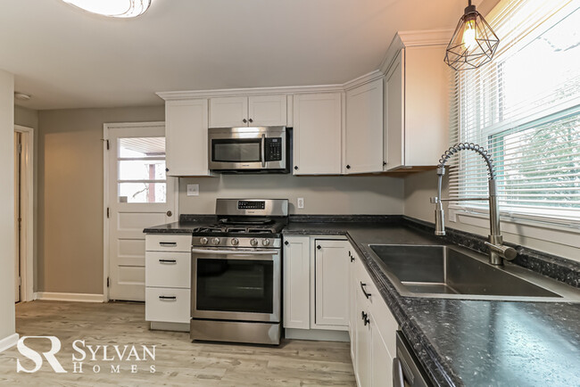 Building Photo - Adorable 3 BR, 2 BA Rancher!