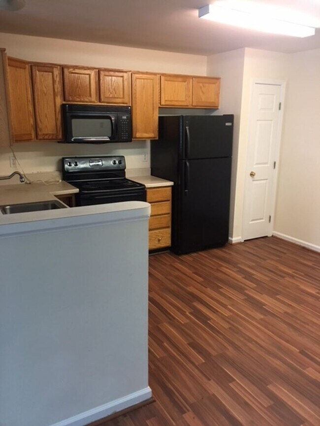 Building Photo - Fantastic 3 Bedroom Townhouse in Wellingto...