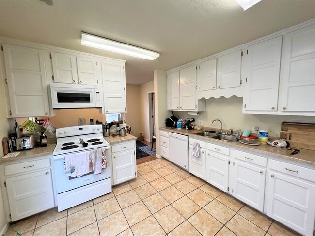 Building Photo - Convenient location, walking distance to KSU Campus! - Pre-Leasing for 26/27 School Year!