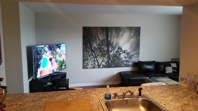 Open concept living - 8204 Ditman St
