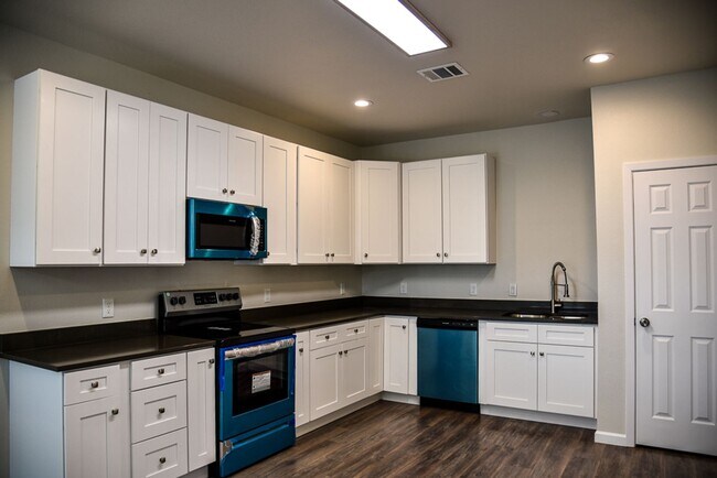 Foto del edificio - 3 bedroom 2 bath. Duplex Built in 2023