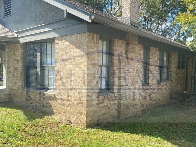 Building Photo - Hillcrest 2 Bedroom Bungalow