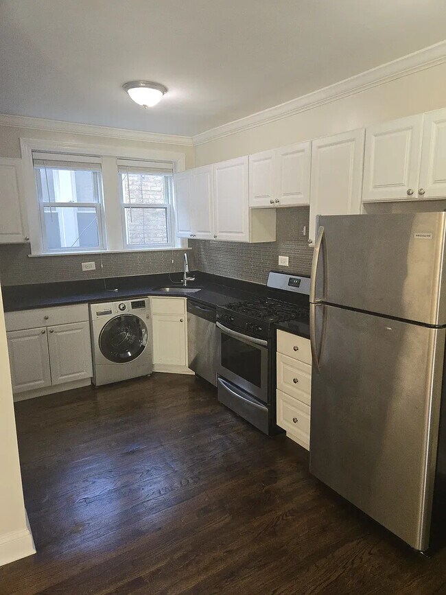 Foto del edificio - 3825 N Greenview Ave