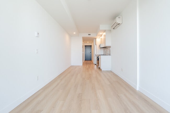 Building Photo - 1001 Rue Lucien-L'allier
