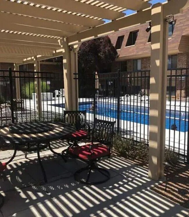 Foto del edificio - Updated Condo with outdoor Pool  ***Next to CMU***