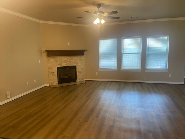 Foto del edificio - 4 Bed, 2 Bath with Neighborhood Pool and D...
