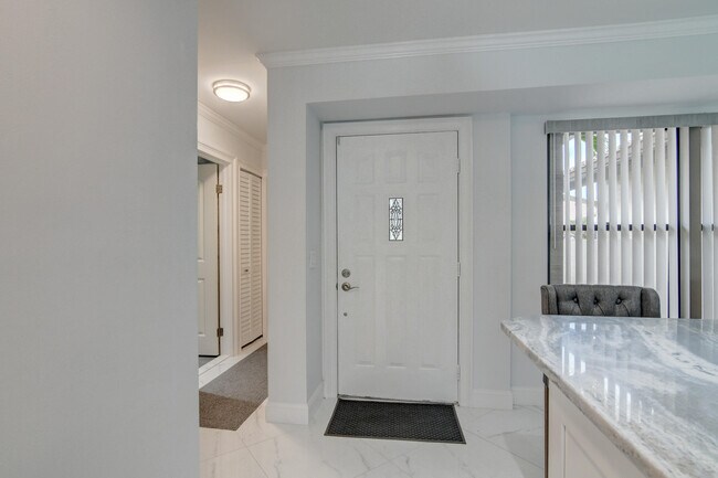 Foto del edificio - 8176 Waterline Dr